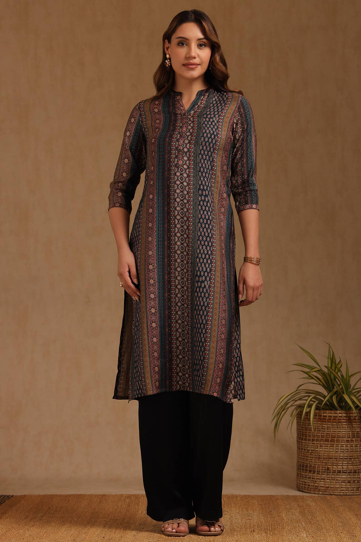 Teal Muslin Ethnic Motifs Kurta - View 4