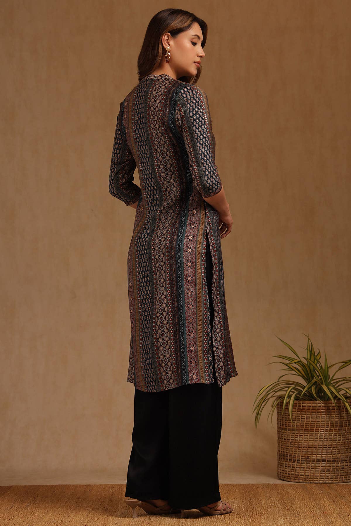 Teal Muslin Ethnic Motifs Kurta - View 5